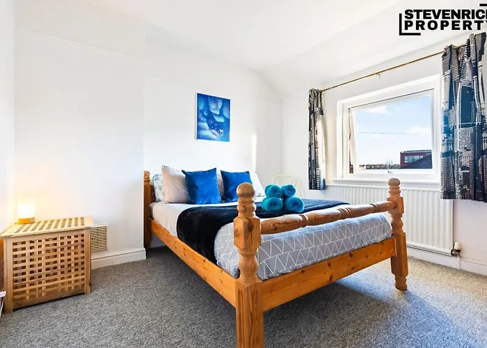 Group Stays, 4 Bedroom, Spacious Home In Bs4, Van & Car Parking, Sleeps 7 *