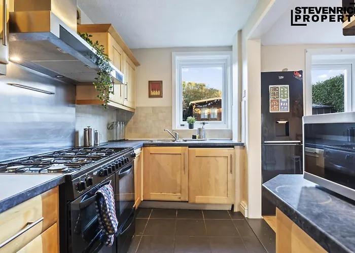 Group Stays, 4 Bedroom, Spacious In Bs4, & Car Parking, Sleeps 7 Bristol