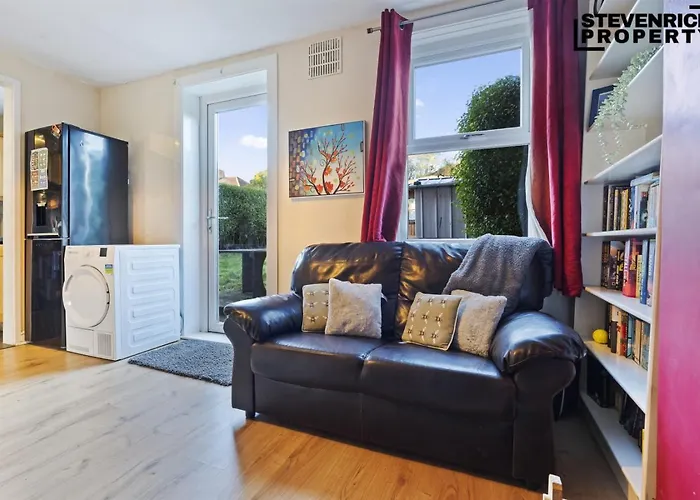 Group Stays, 4 Bedroom, Spacious In Bs4, & Car Parking, Sleeps 7