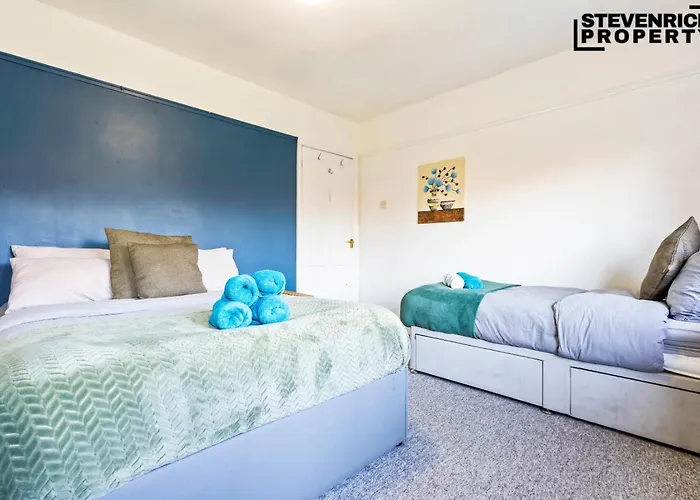 Group Stays, 4 Bedroom, Spacious Home In Bs4, Van & Car Parking, Sleeps 7 Semesterbostad *