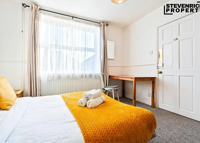 Ferienhaus Group Stays, 4 Bedroom, Spacious In Bs4, & Car Parking, Sleeps 7