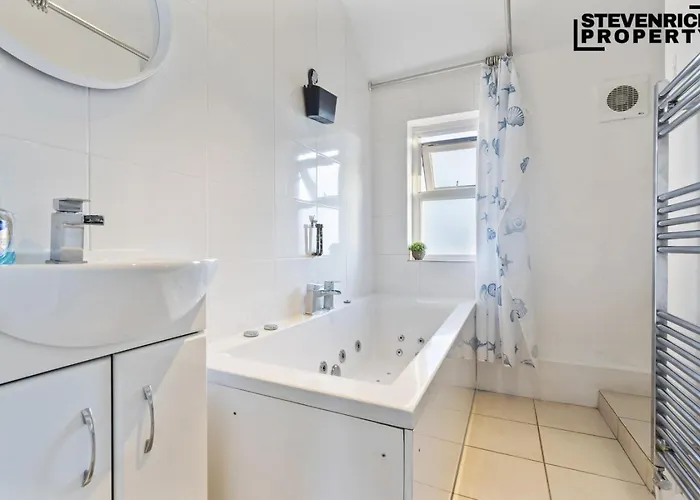 Group Stays, 4 Bedroom, Spacious In Bs4, & Car Parking, Sleeps 7 *