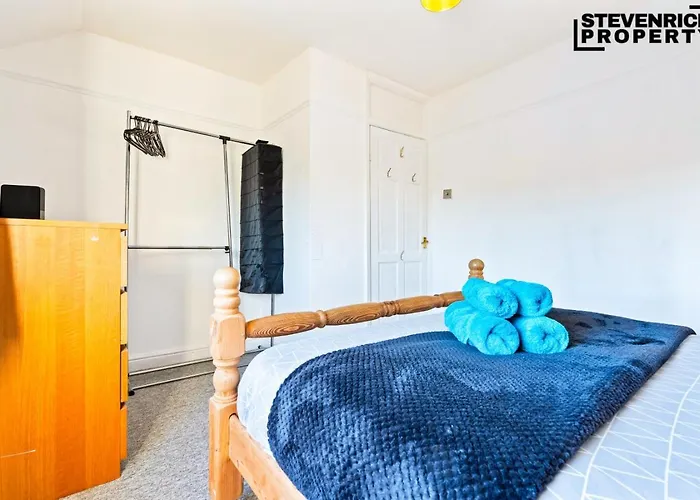 Group Stays, 4 Bedroom, Spacious Home In Bs4, Van & Car Parking, Sleeps 7 * Bristol